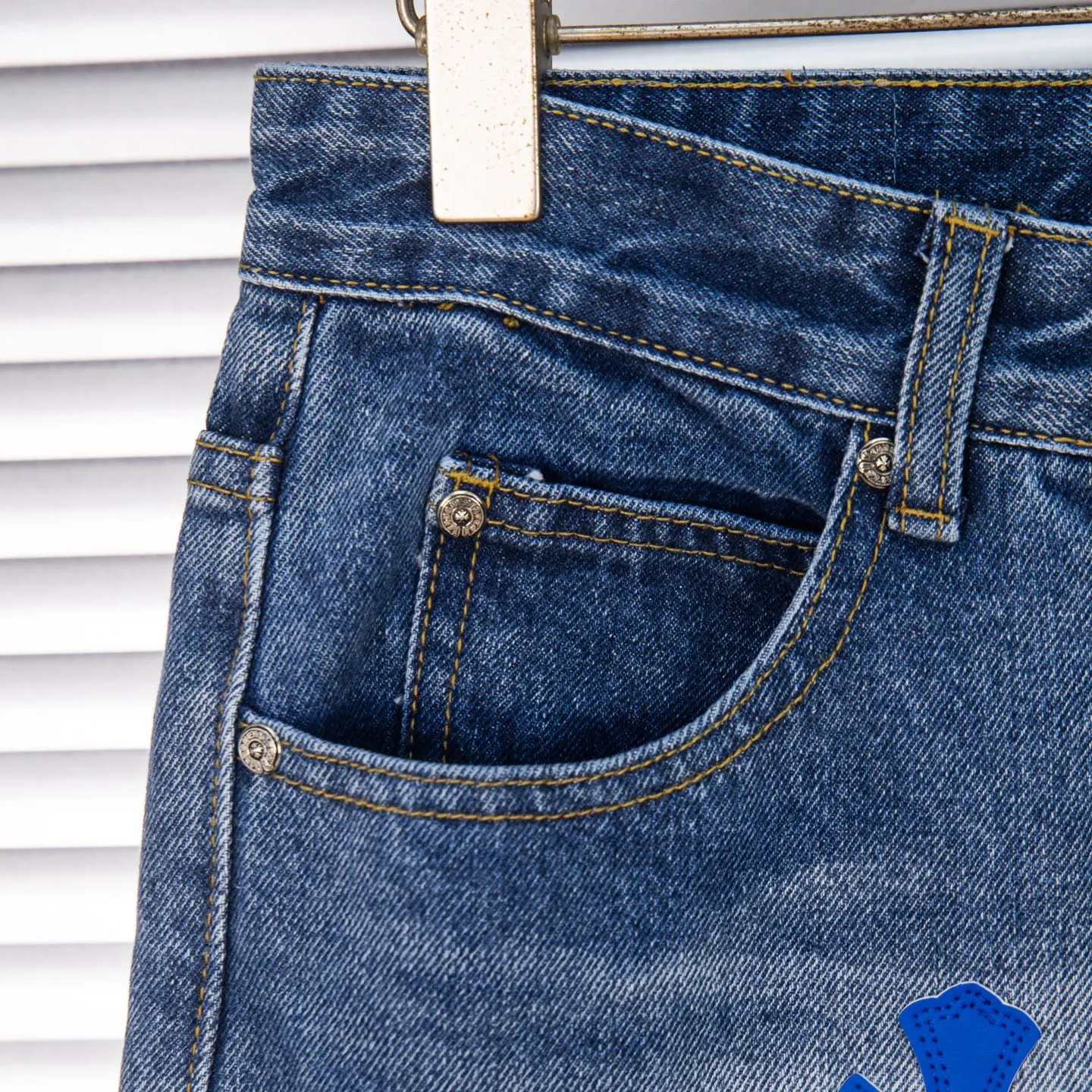 P260 Chrome Hearts washed graffiti blue cross couple jeans are a hot trend this season and are sought after by countless celebrities and fashionistas. The neat details of the cutting process add color to the playful fashion! The neat and meticulous design, and the well-fitting structure is unique. The upper body not only has outstanding recognition, but also looks younger and younger. A style with the ultimate wearing meaning and performance, gorgeous color matching, and the craftsmanship of this style is also extremely extraordinary. After the finished product is washed, it is disassembled and hand-made with sheepskin cross leather and then spliced ​​together to complete. The whole piece has too many craftsmanship to describe. It is decorated with patchwork cross flowers and high-waisted washed jeans! ! Absolutely high-end luxury product, a god-level single product, a super popular product, made by top heavy industry, a magic weapon that cannot be missed to hit the streets. Style number: 1834# Size: 28 30 32 34 Color: blue